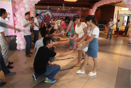 男青年為心儀的女生送玫瑰 男青年為心儀的女生送玫瑰